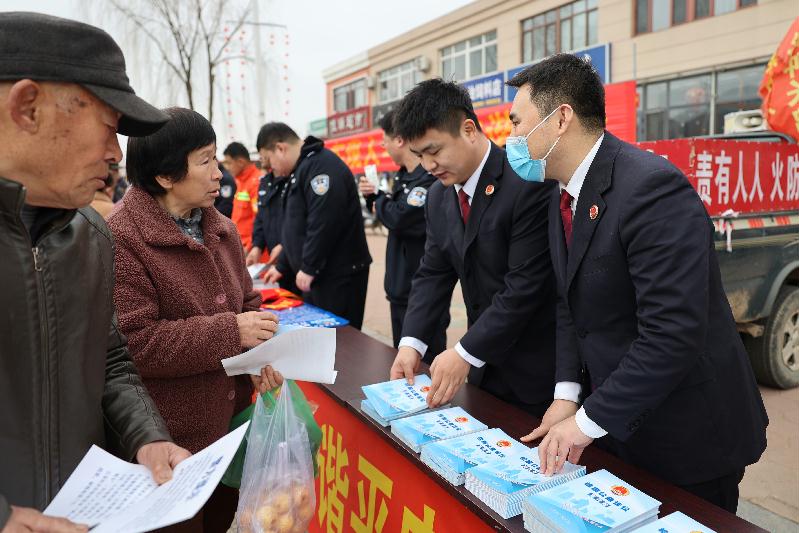 检察干警进集市开展普法宣传